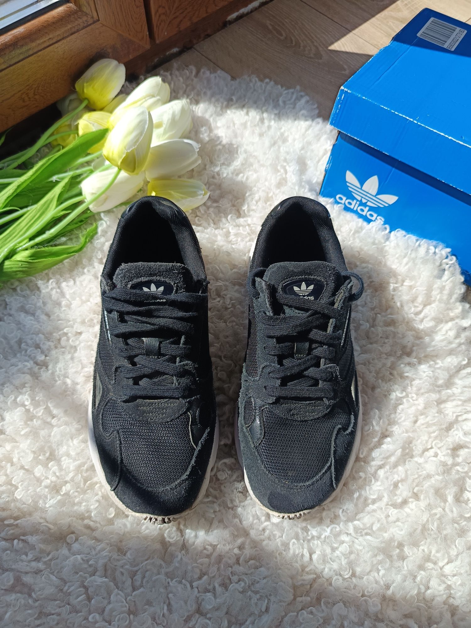 czarne buty sportowe adidas  falcon V damskie na podwyższeniu