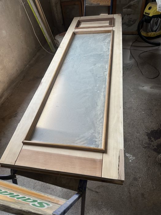 Перефарбування дверей, шліфування та заміна фурнітури.