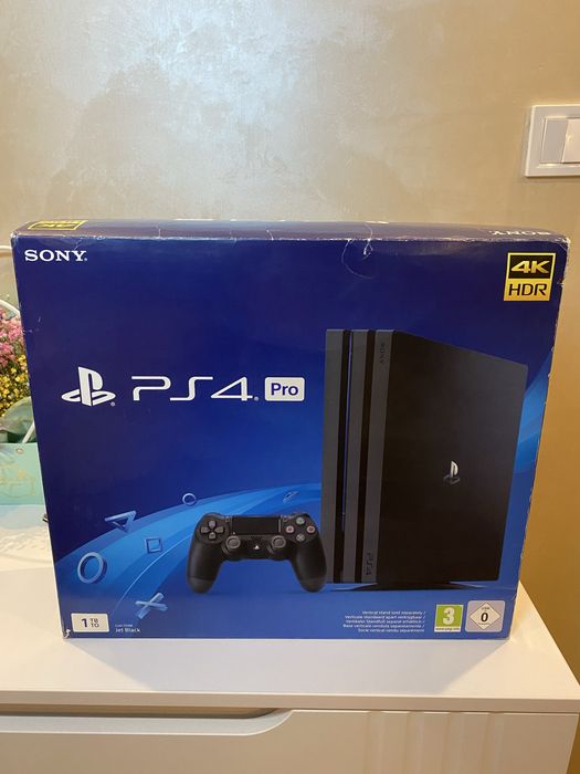 Продаю в ідеальному стані свою Плейстейшн 4 Про на 1 терабайт + 4 игры