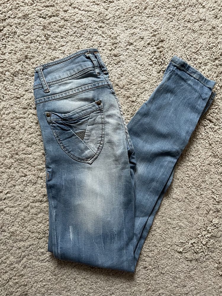 Jasne, niebieski jeansy, Pull & Bear XS, 34