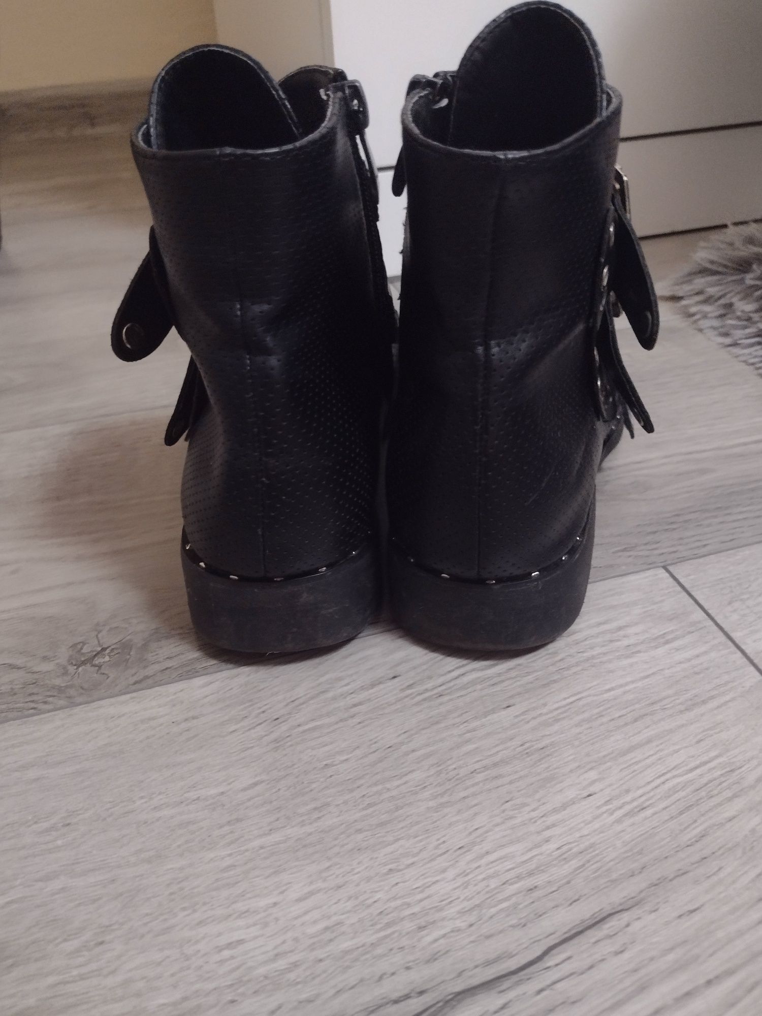Czarne botki z klamrami 39