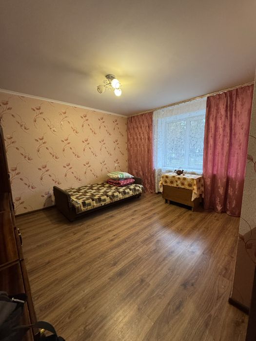 Здається 1 кімнатна на Крошні з меблями.