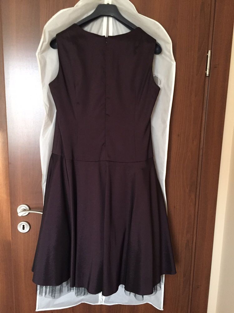 Sukienka wieczorowa w stylu lat 50. ze śliwkowej tafty