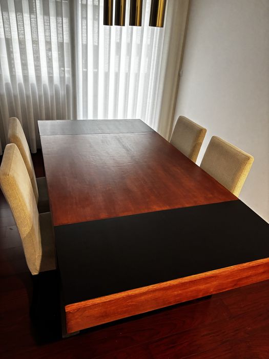 Mesa de jantar e cadeiras