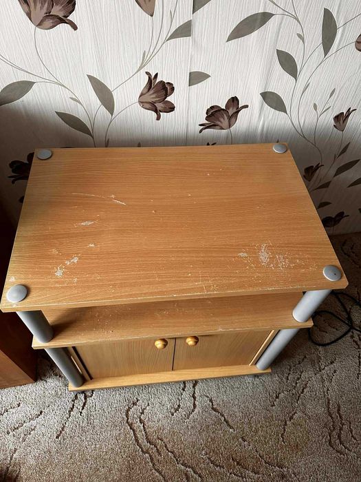 Szafka RTV / stolik na kółkach – jasne drewno, mała