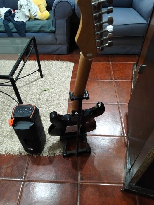 Guitarra elétrica staag com sport e amplificador e cabo.