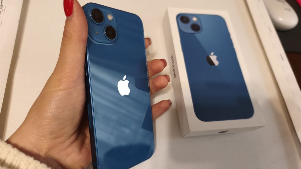 Телефон iPhone 13
