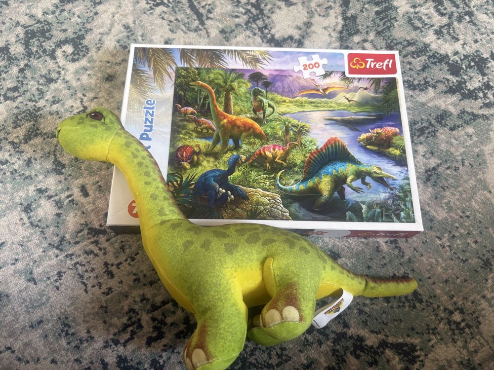 Puzzle i maskotka dinozaur
