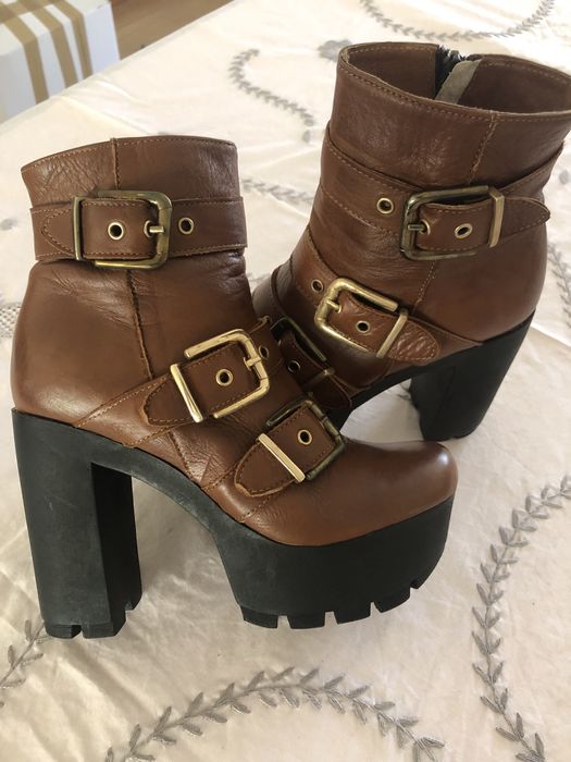 Bota compensada camel