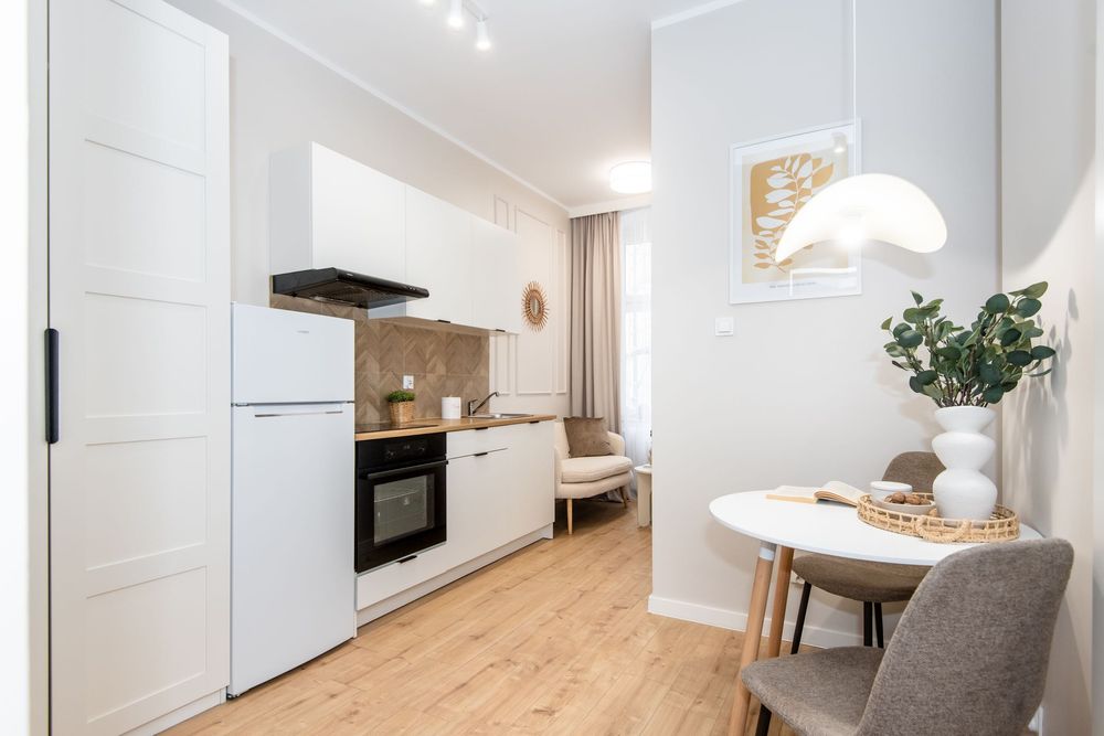 Stylowa i jasna kawalerka | Oddzielna wydzielona sypialnia | Centrum