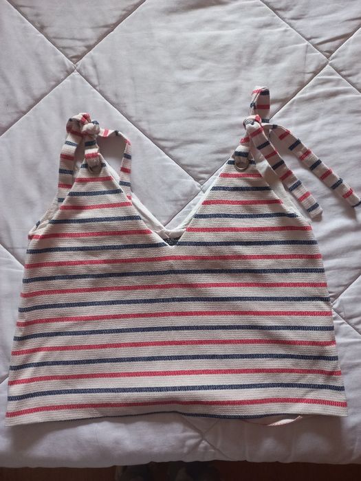 Top riscas azuis e vermelhas Zara