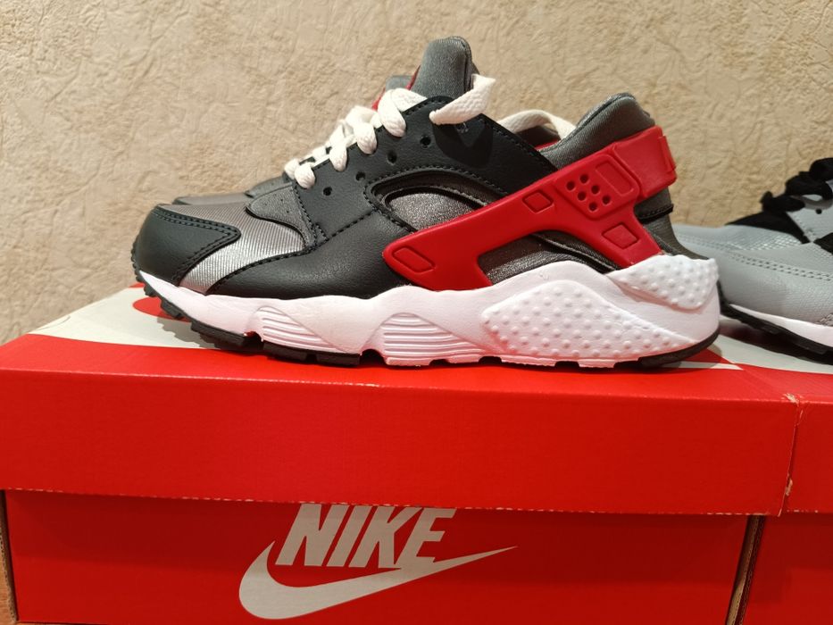 Нові кросівки для хлопчика Nike Huarache Run