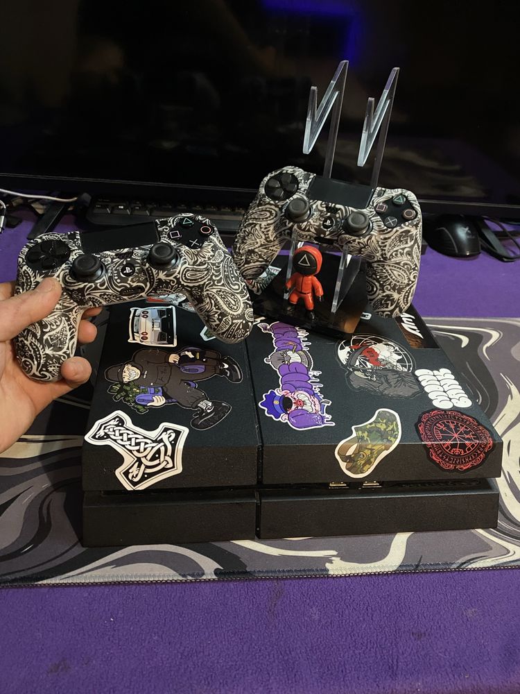 Продам приставку ps 4 в комплекті з джойстиками ти дисками