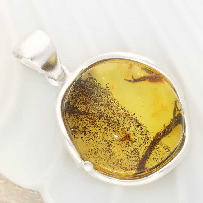 Srebrna zawieszka z bursztynem pr.925