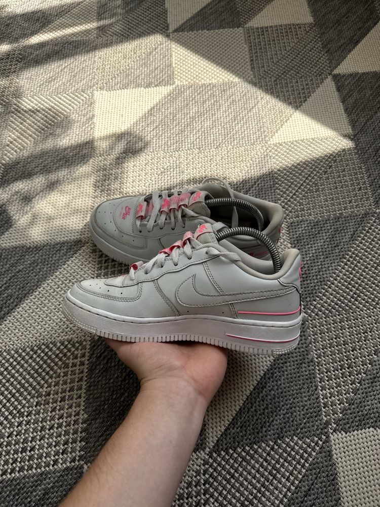 Оригінальні жіночі кросівки Nike Air Force 1