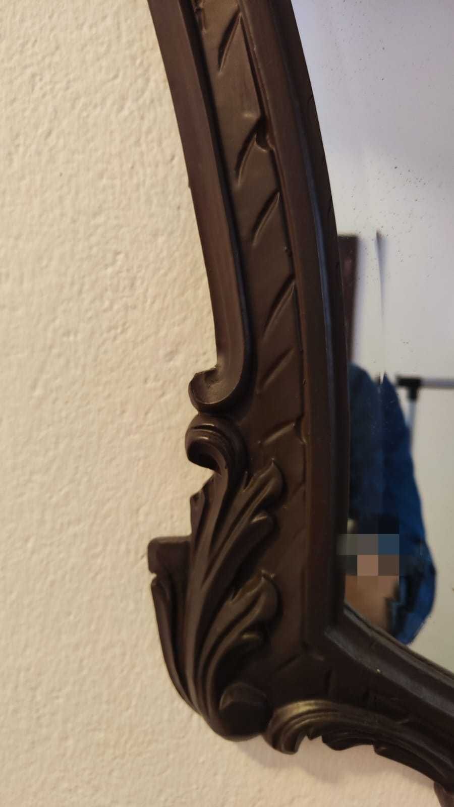 Espelho com moldura de madeira