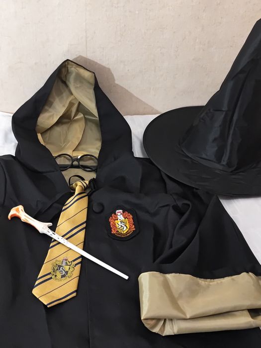 Strój przebranie Harry Potter czarodziej Hufflepuff 6 części rozmiar M