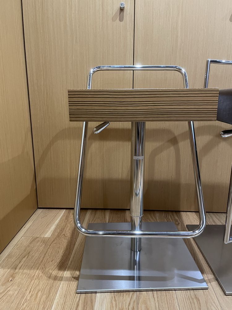 Bancos de balcão em mandeira e metal