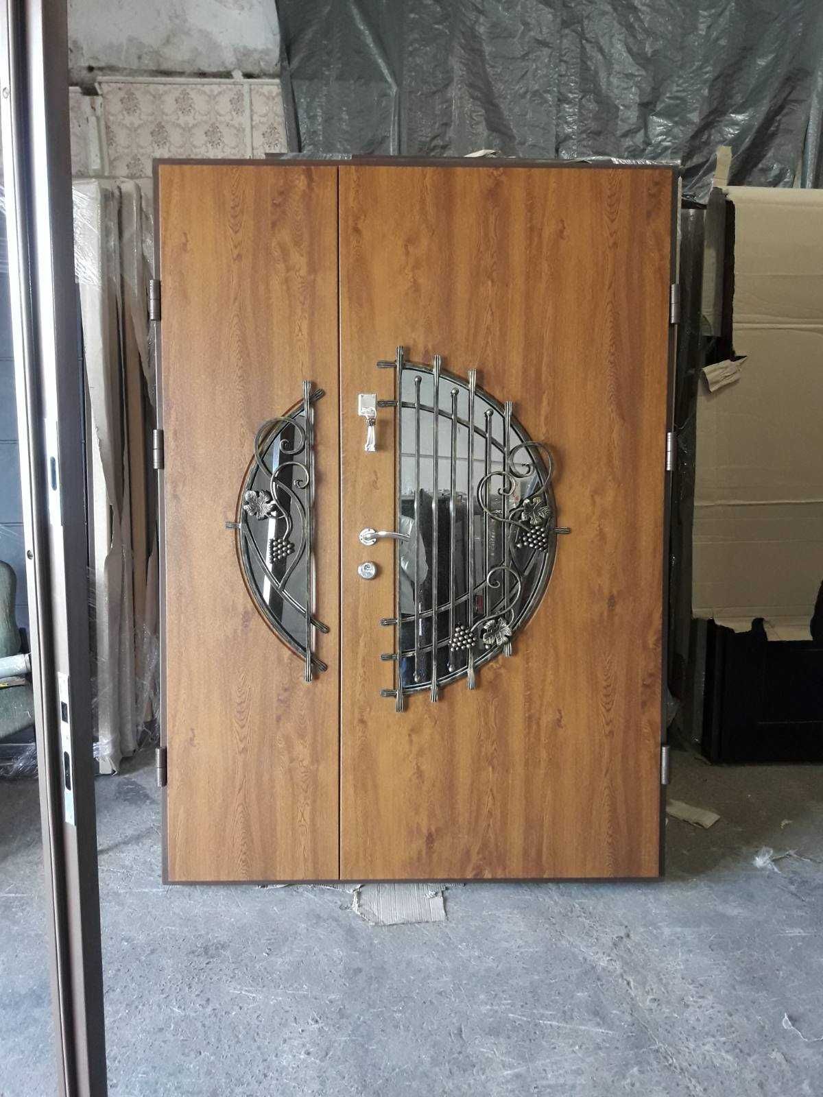 Полуторні двухстворчаті вхідні металеві двері входные металлические