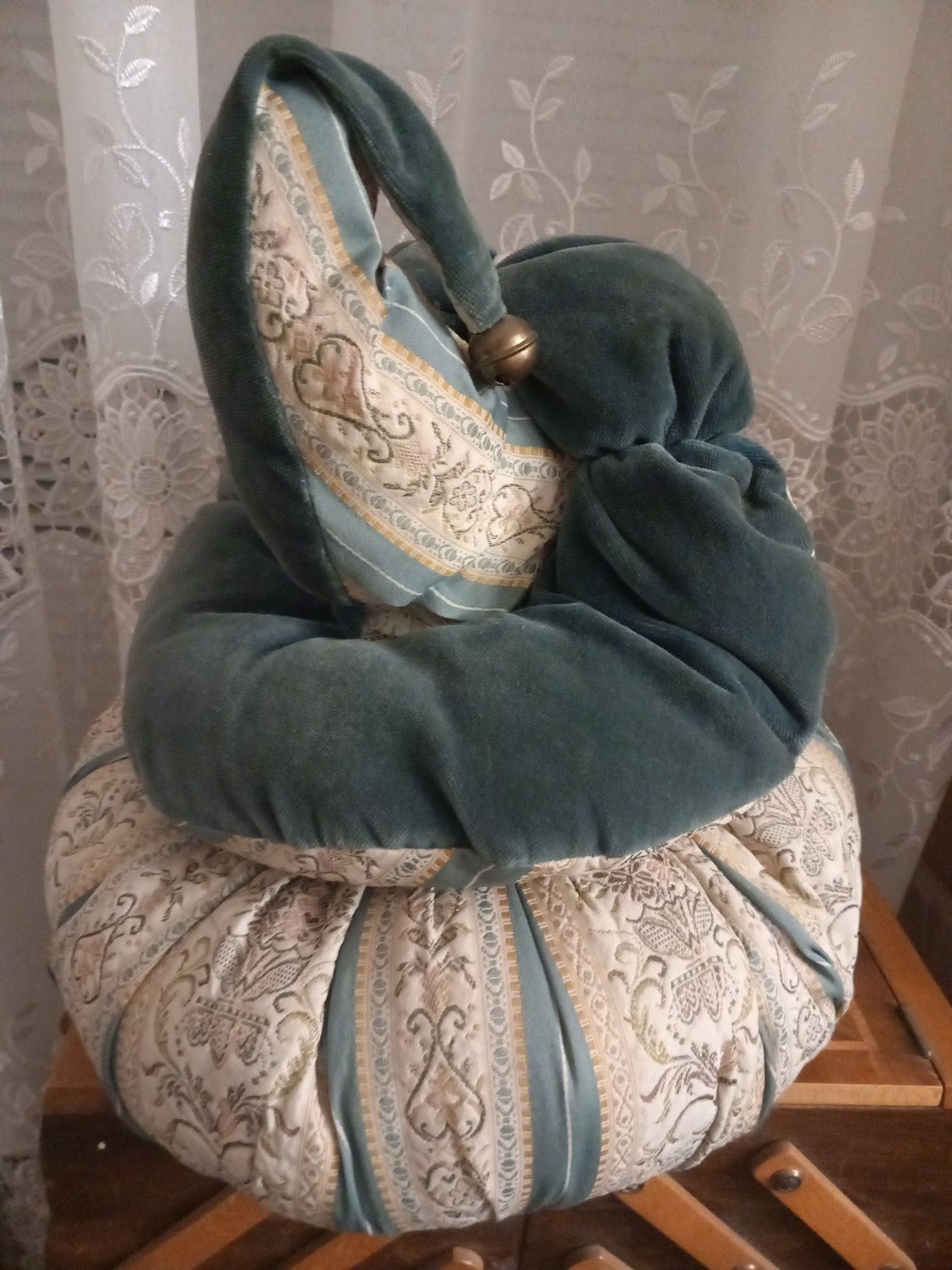 Фарфоровая кукла подушка гобелен