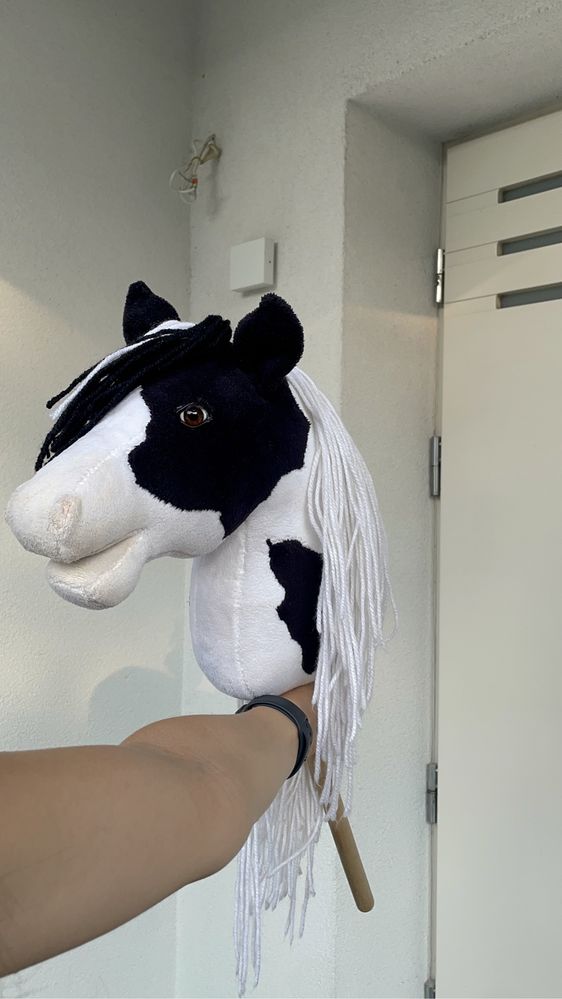 Hobby horse czarno biały, realistyczne chrapy i oczy, kij