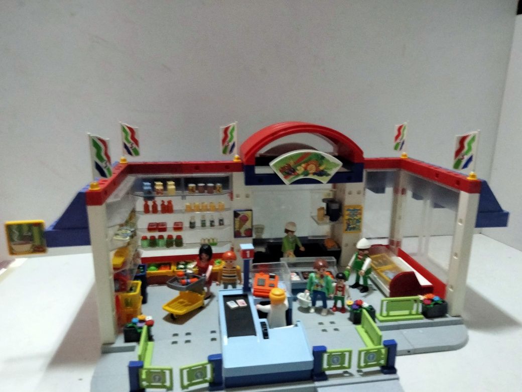 Playmobil supermarket z załogą