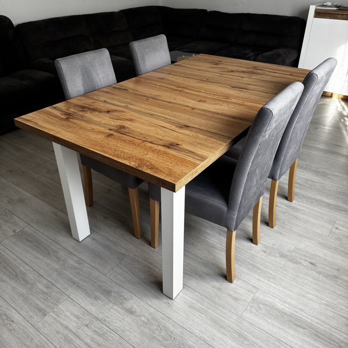 Solidny, drewniany stół + 4 tapicerowane krzesła