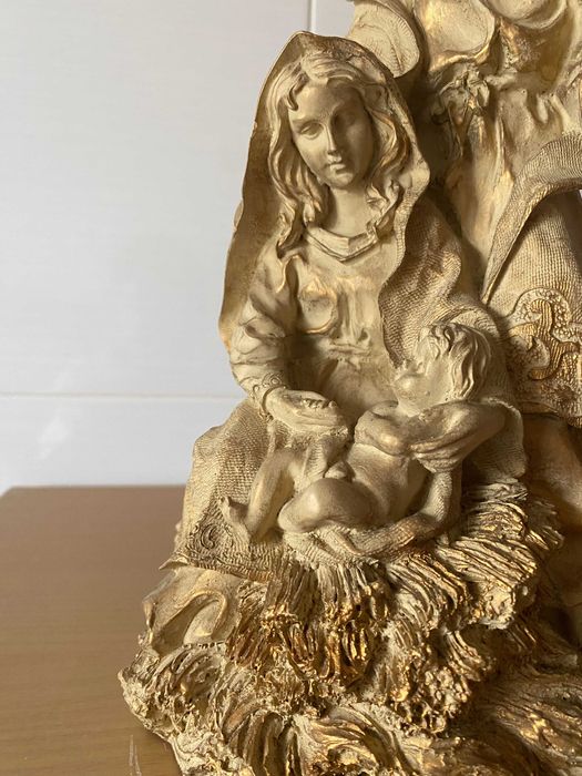 Escultura talhada em dourado representativa do presépio