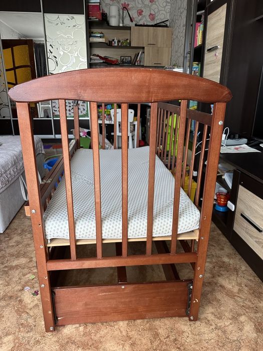 Дитяче ліжечко з маятником