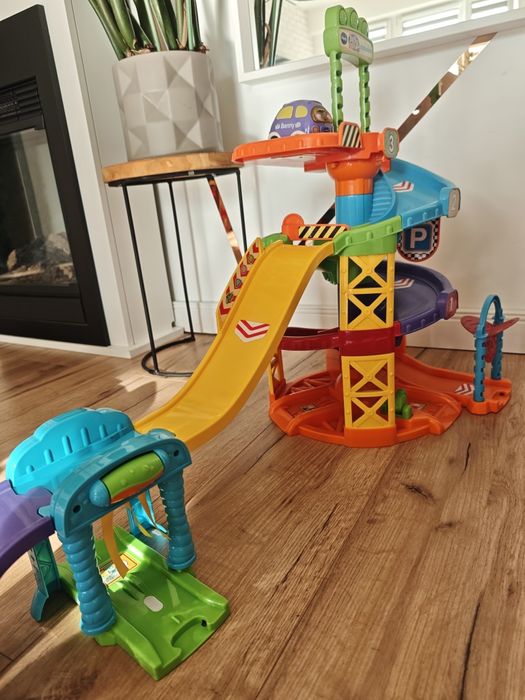 Wieża parkingowa vtech tut tut autka
