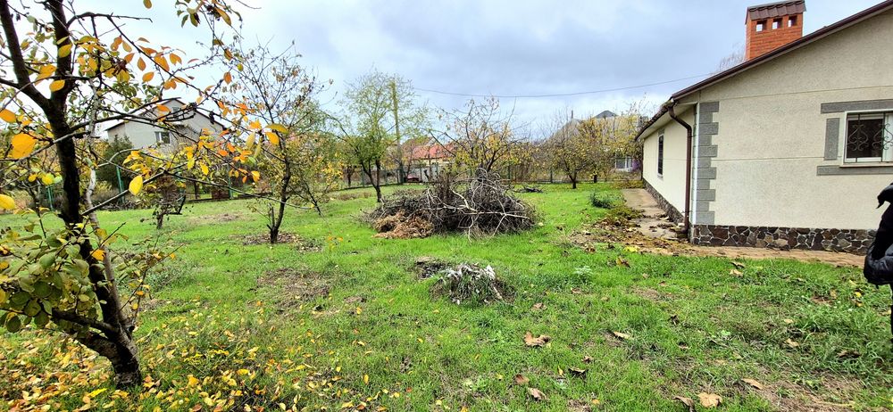 Просторий будинок для двох родин. Підвал, гараж на 2 авто.