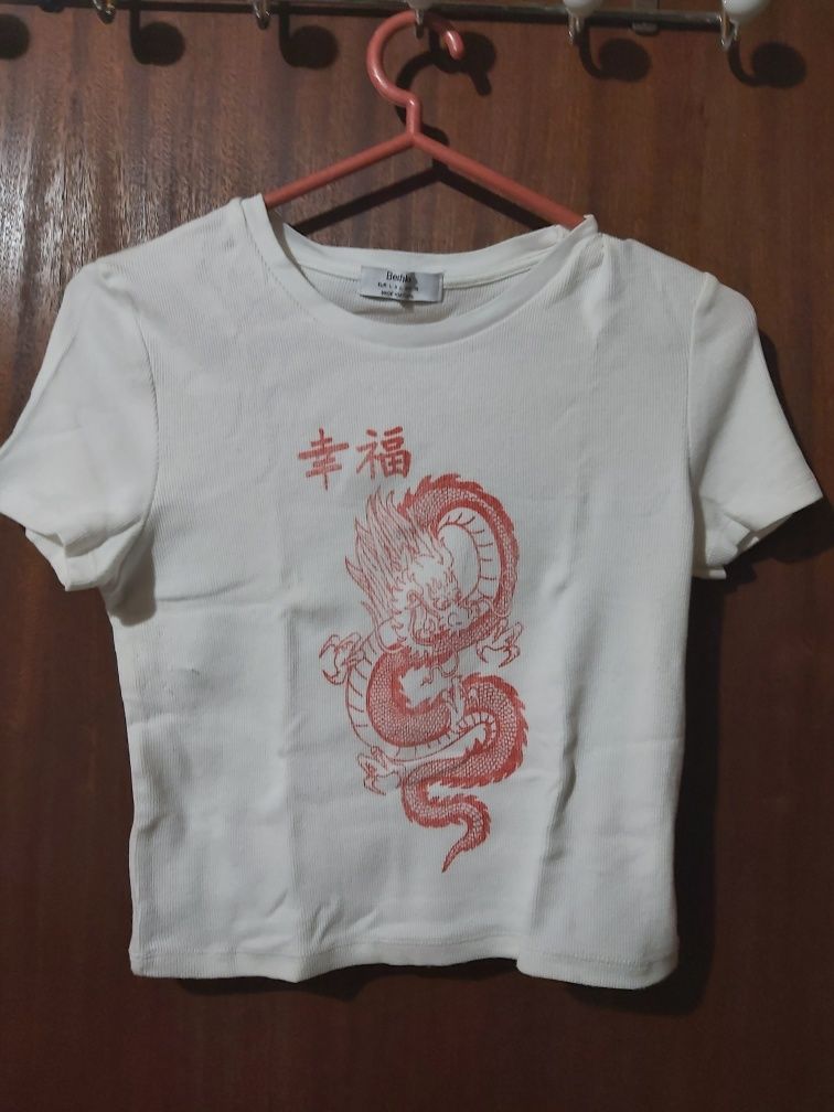 Crop top branco com dragão vermelho da Bershka tamanho L