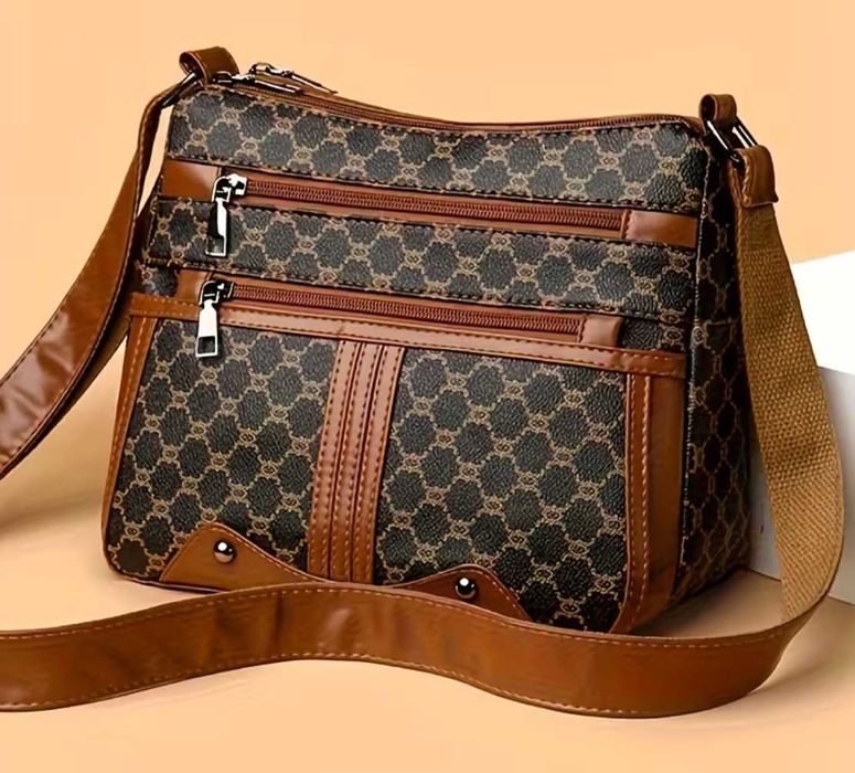 Brązowa torebka pojemna listonoszka z kieszeniami elegancki wzór