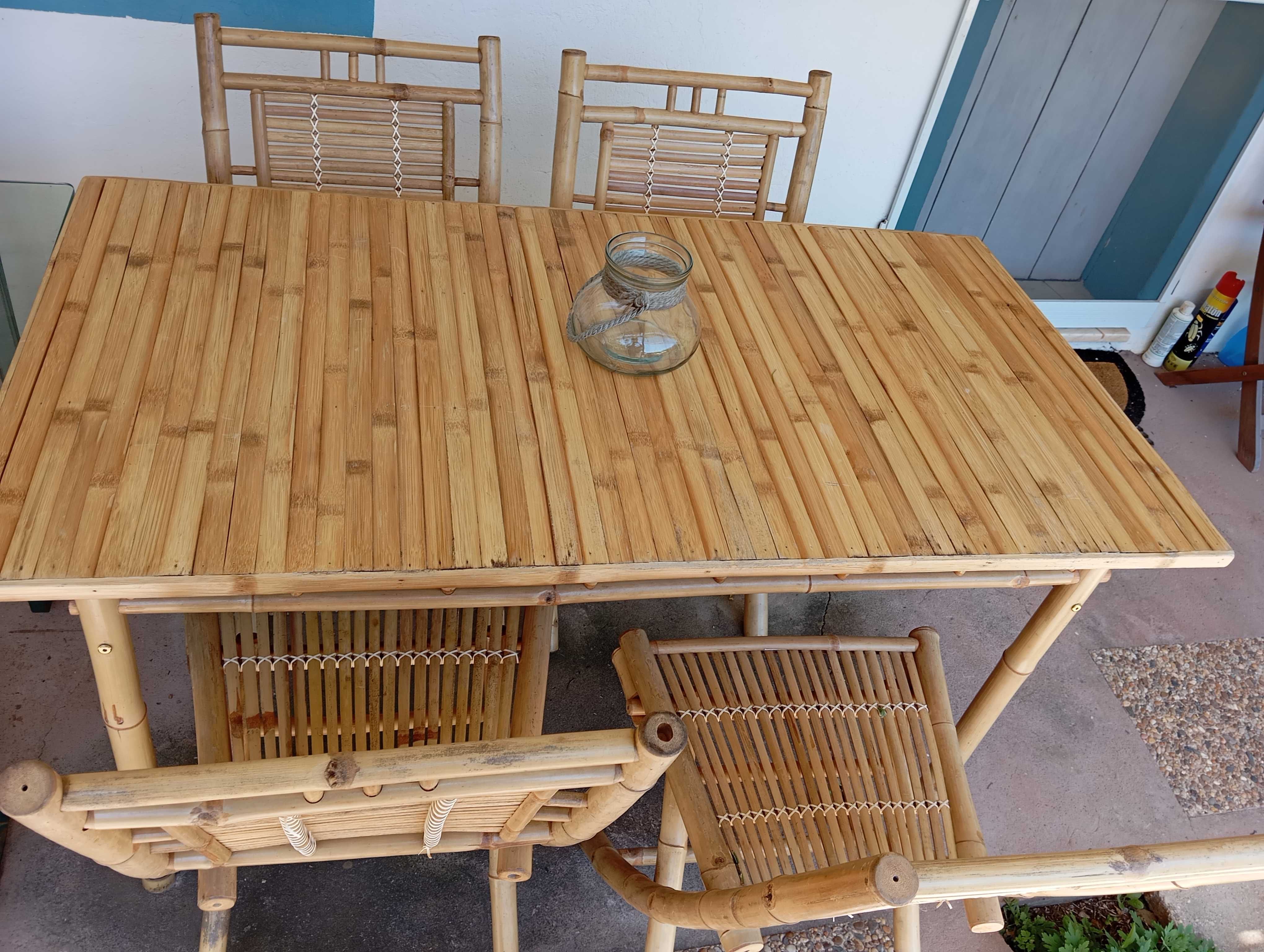 Mesa de jantar em bambu e 4 cadeiras (Sklum)