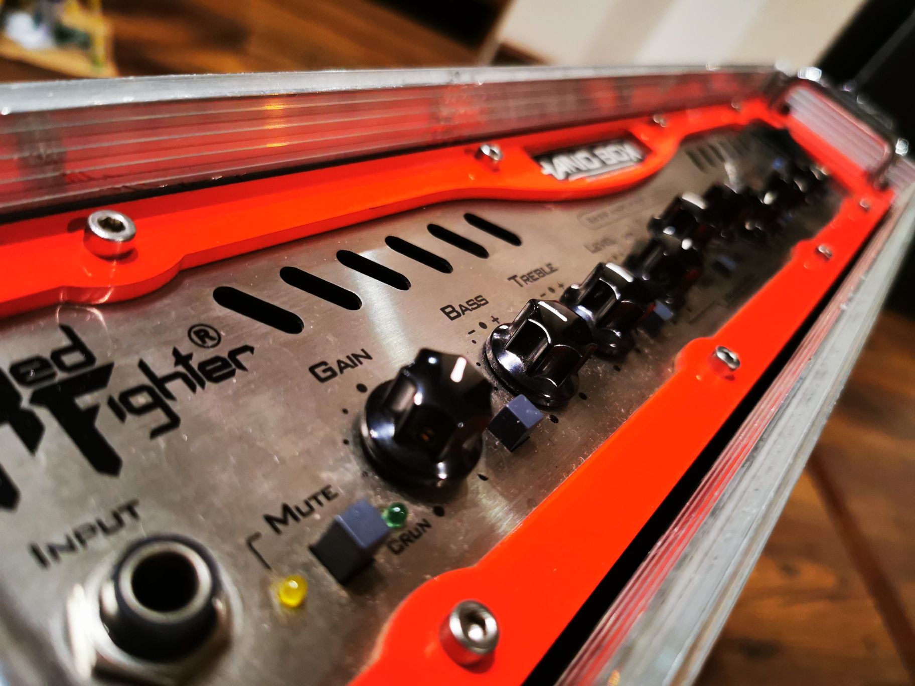 HandBox Red Fighter wzmacniacz basowy