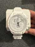 Omega Swatch Snoopy SO33W700 Księżycowy Labirynt Światła