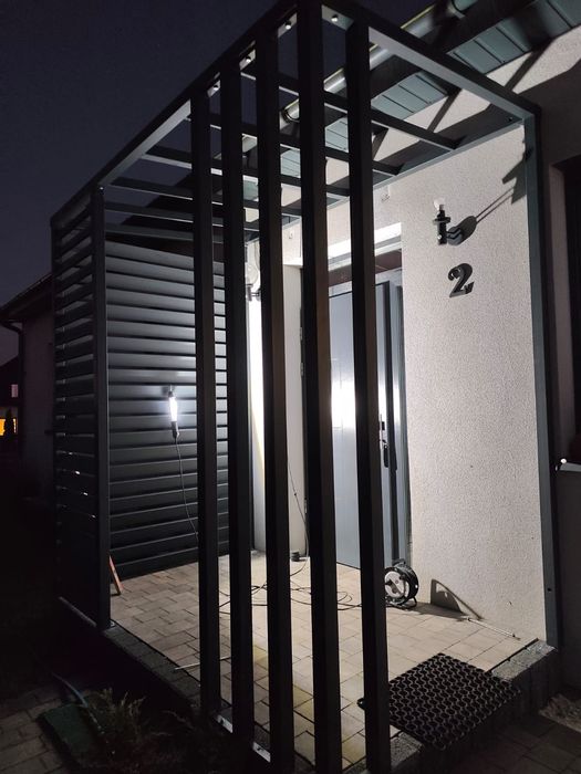 Nowoczesne zadaszenie nad drzwi wejściowe, pergola, ganek