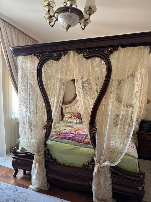 Двоспальне  ліжко з різьбленим балдахіном