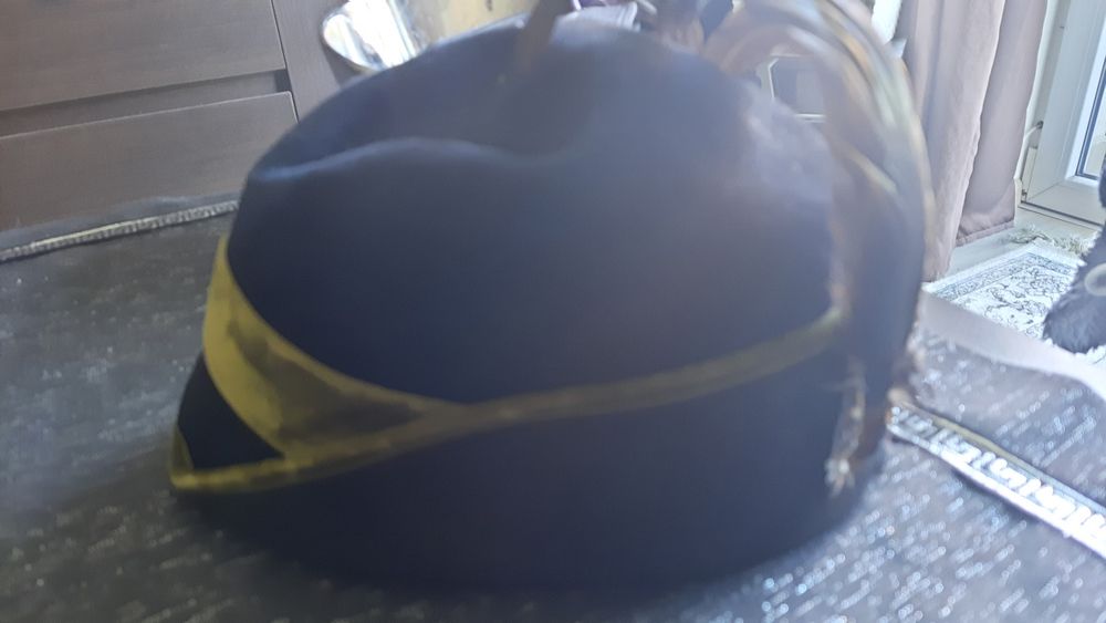Czapka z piórkiem na polowanie