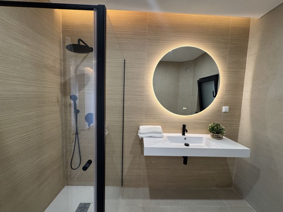 Moradia T4 nova com Jacuzzi, jardim privado e acabamentos de luxo