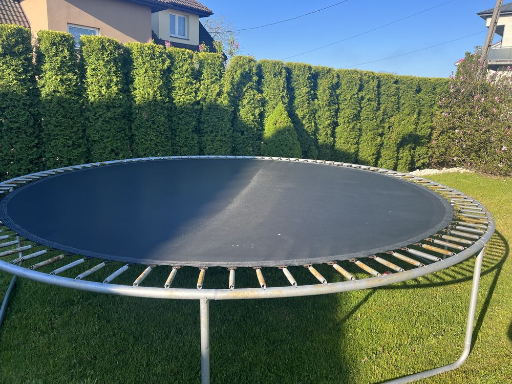 Używana trampolina o średnicy 450 cm.