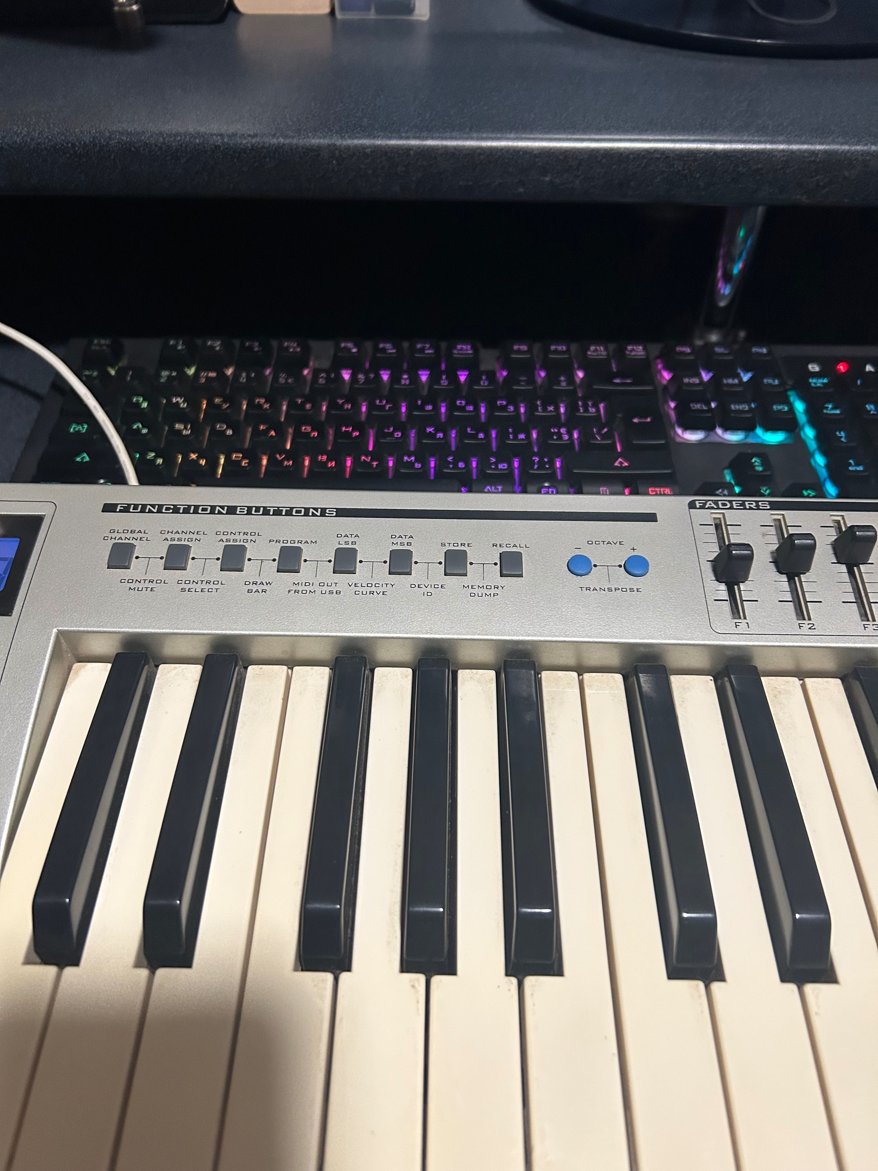 MIDI controller (клавіатура)