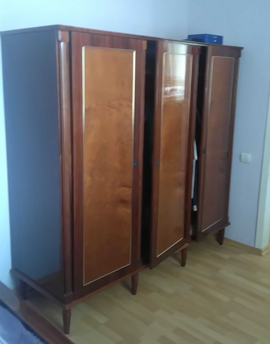 Продам спальний гарнітур з червоного дерева Румунія спальный комплект