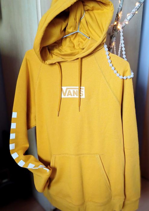 Bluza musztardowa z kapturem.