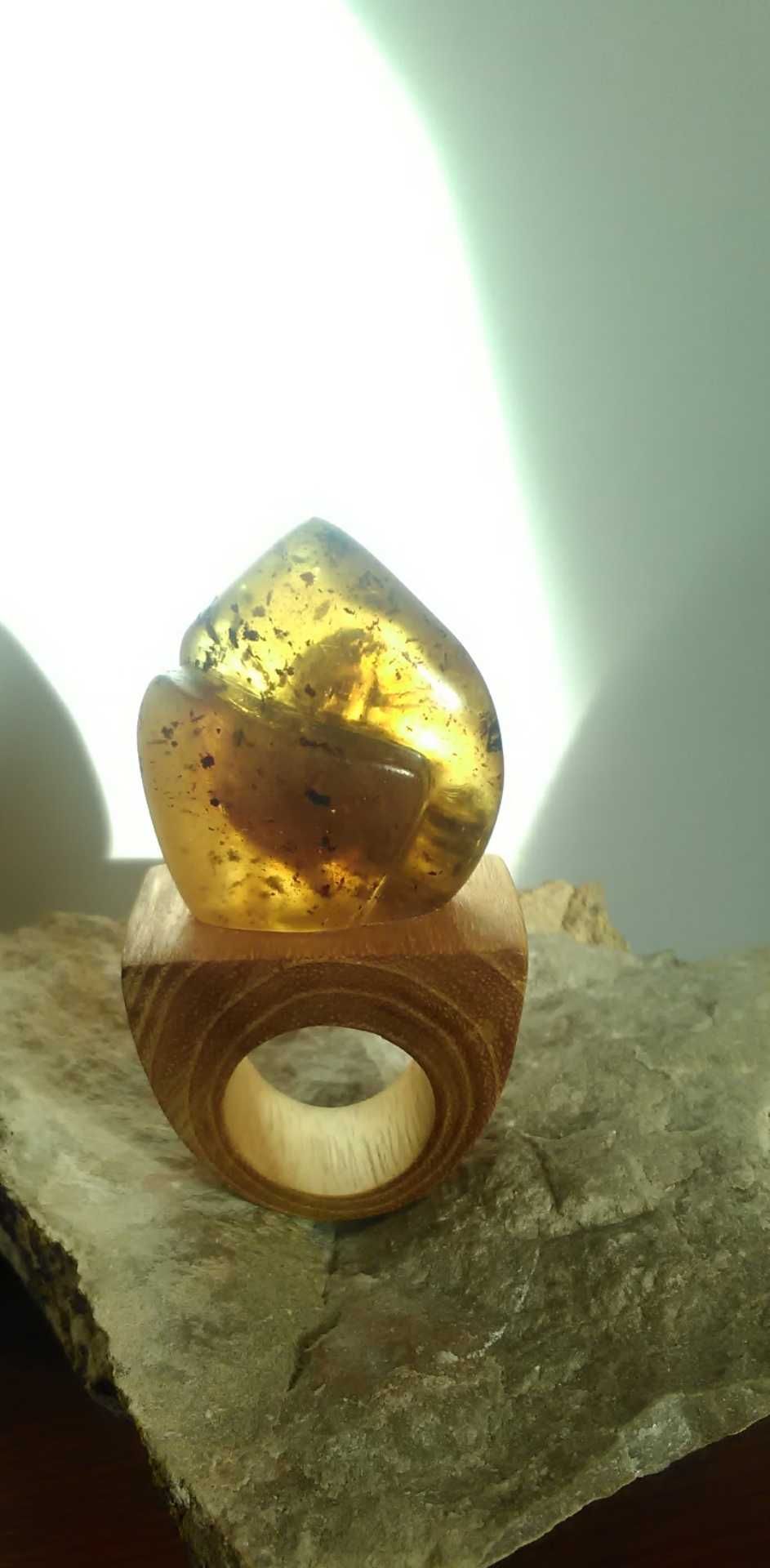 Кольцо янтарь оправа дуб