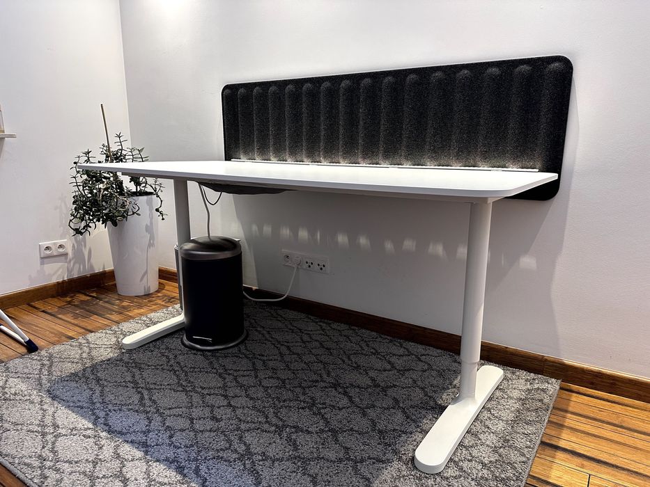 Biurko IKEA BEKANT 160x80 cm + ścianka filcowa + LED + organizer kabli