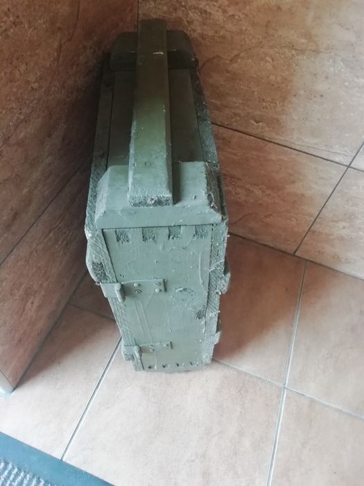 skrzynka wojskowa przypuszczalnie na amunicję pochodzącą z czasów PRL