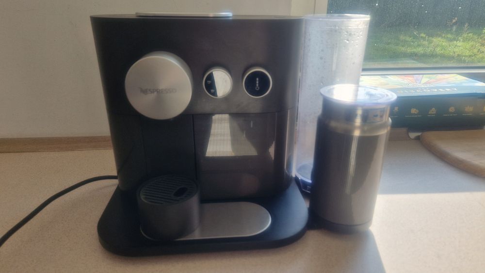 Ekspres do kawy NESPRESSO Expert & Milk