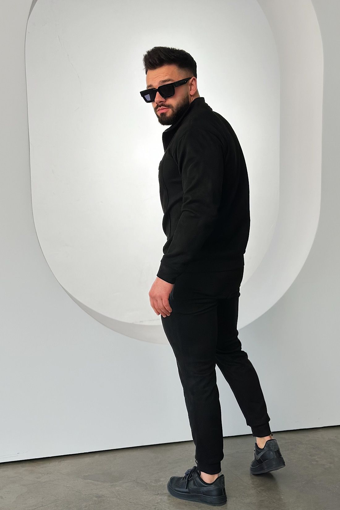 DRES MĘSKI BG RIVAL | CZARNY

Dres BG RIVAL to połączenie elegancji i