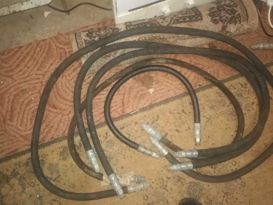 Продам гідравлічні шланги всі папка-папка. Не дорого.
